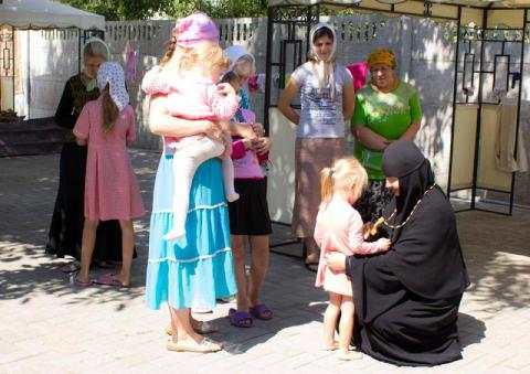 Монастыри села Никольское принимают беженцев из Донецкой области