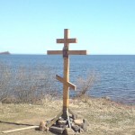 Поклонные кресты на море