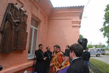 В Северной Осетии создали памятную доску регенту хора Свято-Троицкой Сергиевой лавры, которая посвящена архимандриту Матфею
