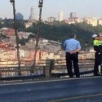 Турецкий полицейский сделал своё фото на фоне самоубийце