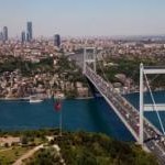Турецкий полицейский сделал «селфи» на фоне самоубийцы
