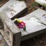 Осквернение могил, устроенное подростками на кладбище