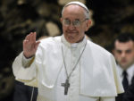 Папа Римский пожал лапу собаке, спасшей девочку из-под завалов 